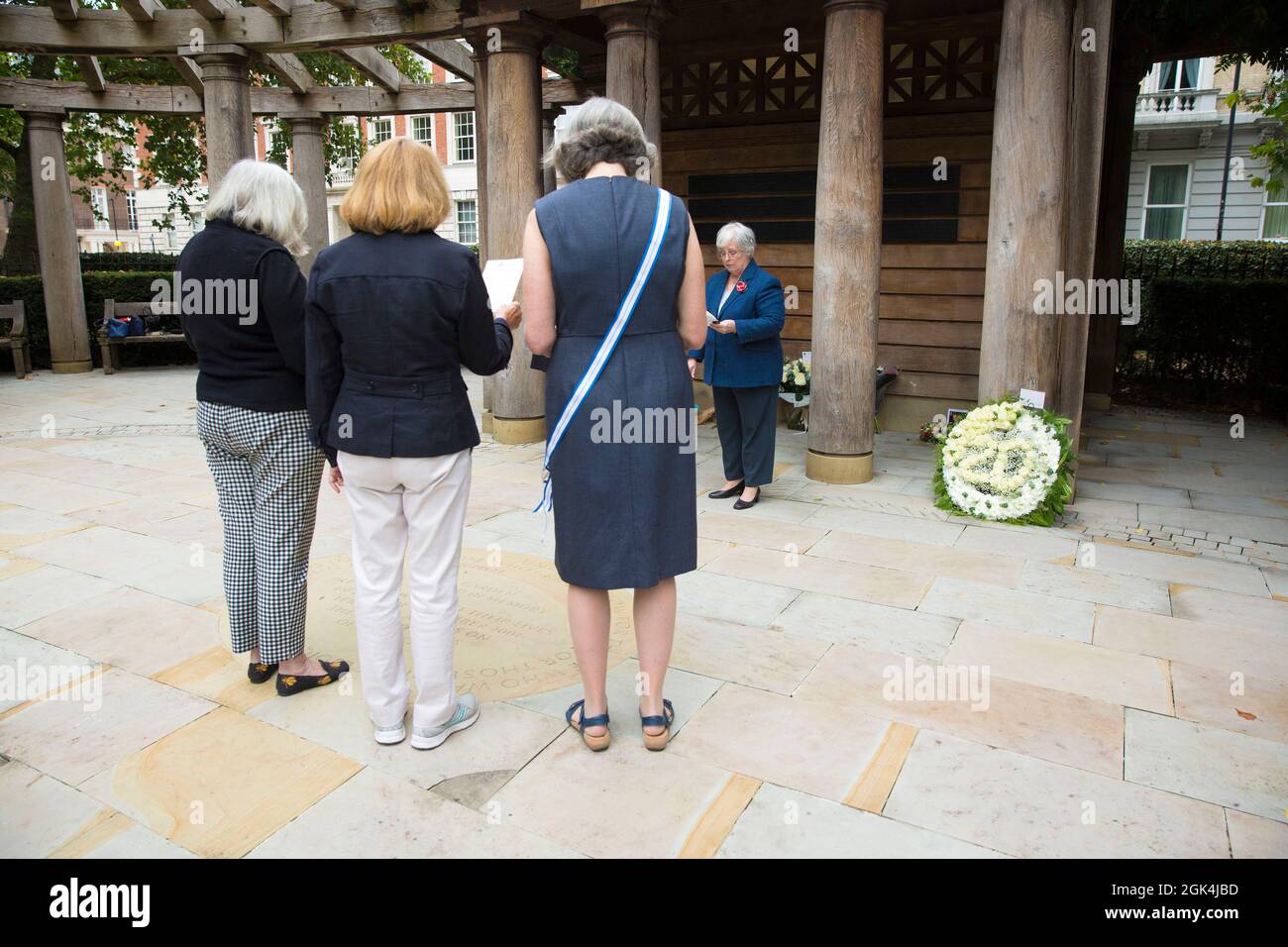 La gente visita un monumento conmemorativo a las víctimas de los atentados terroristas de 9/11 en Grosvenor Square, Londres, en el 20th aniversario de los ataques, el 11 de septiembre de 2020 Foto de stock