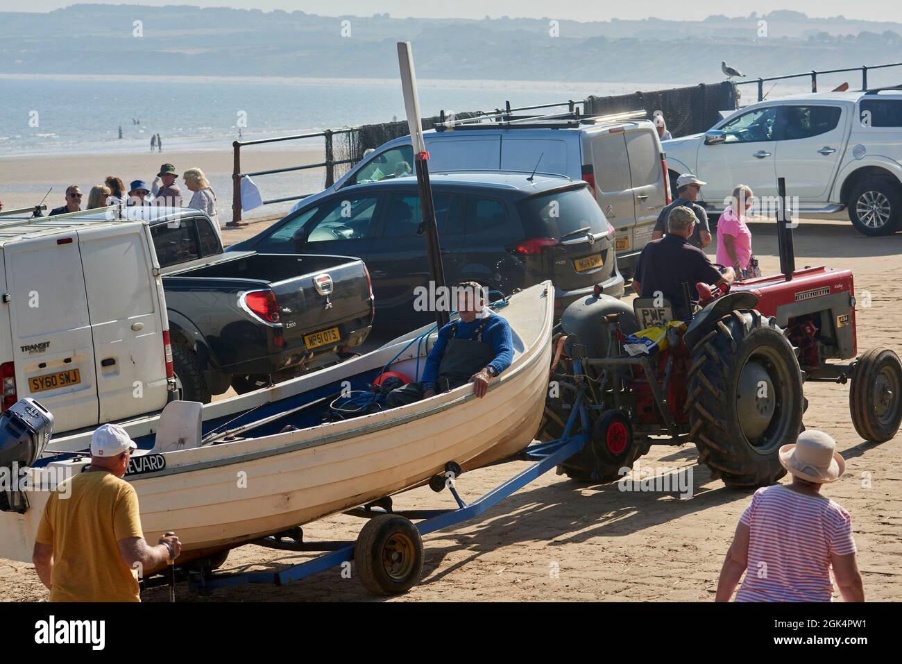 Barcos de pesca en Filey Beach, North Yorkshire costa este, ocupado con los turistas, norte de Inglaterra, Reino Unido Foto de stock