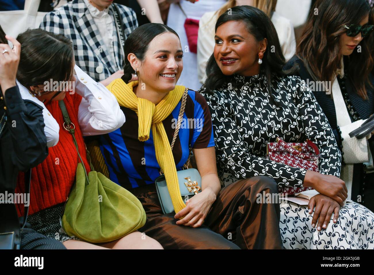 Lukita Maxwell, Chase Sui Wonders y Mindy Kaling se sientan en primera fila  en el show de moda Tory Burch durante la Primavera/Verano 2022 Colecciones  Fashion Show en la New York Fashion