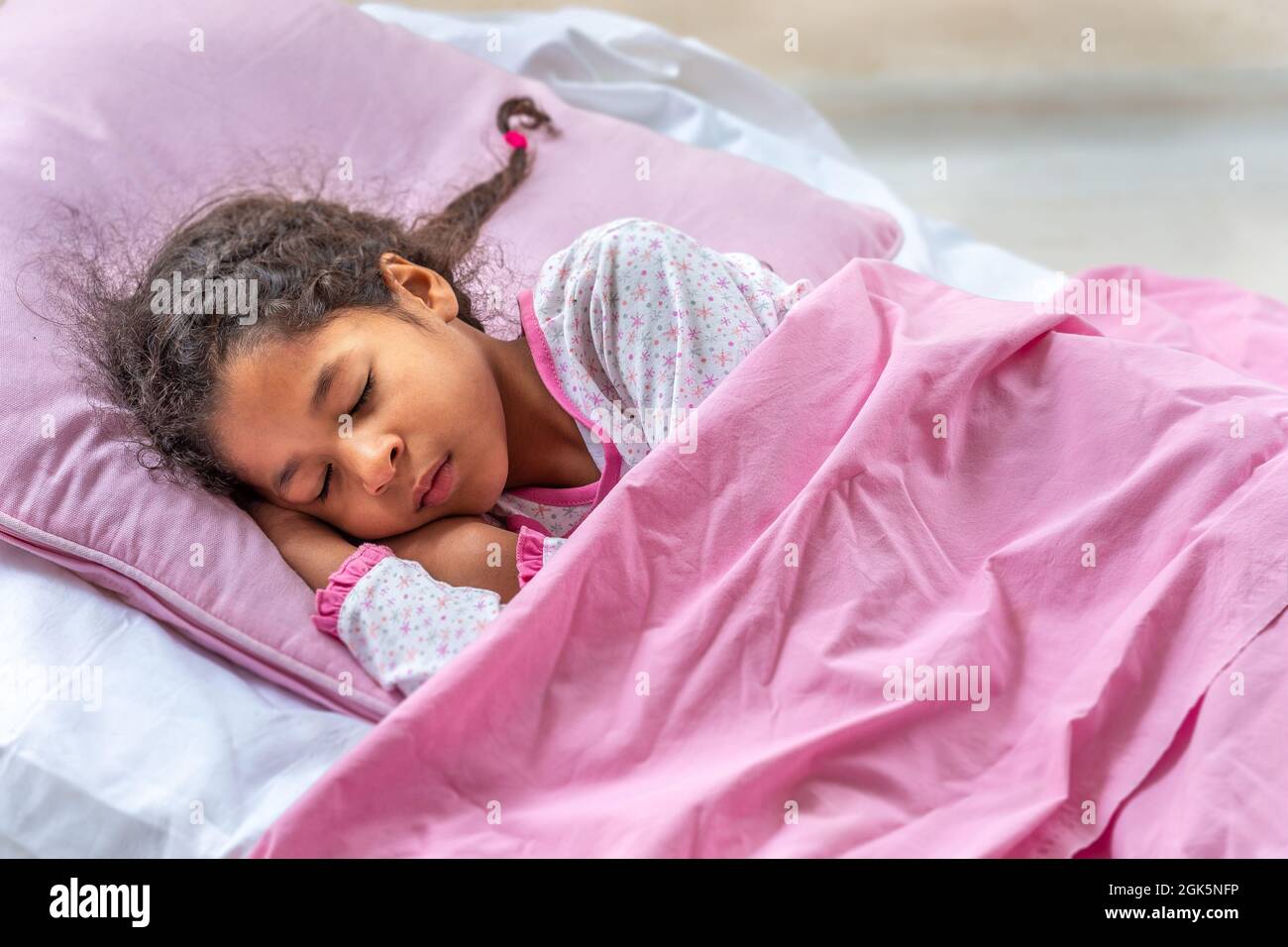Vista superior Cute Pequeño 2-3 años preescolar niño niño niño durmiendo  dulcemente en cuna blanca durante el almuerzo tiempo de descanso en pijama  azul con almohada en casa Fotografía de stock - Alamy