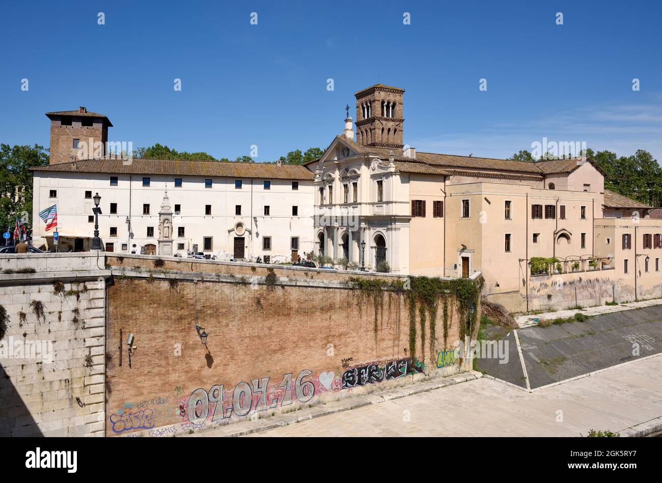 Italia, Roma, la isla Tiberina, la iglesia de San Bartolomeo all'isola Foto de stock