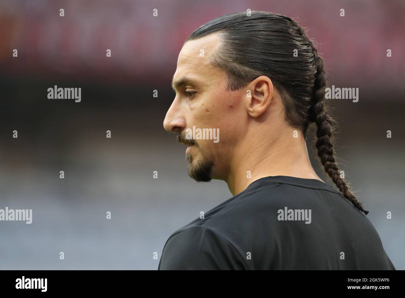 Milán, Italia, 12th de septiembre de 2021. Zlatan Ibrahimovic, del AC  Milan, con un peinado trenzado, reacciona durante el calentamiento previo  al partido de la Serie A en Giuseppe Meazza, Milán. El