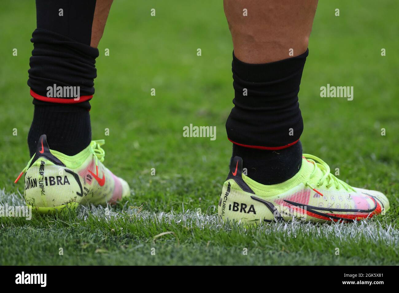 Milán, Italia, 12th de septiembre de 2021. Zlatan Ibrahimovic, de las botas  de fútbol Nike Mercurial personalizadas del AC Milan durante el  calentamiento previo al partido de la Serie A en Giuseppe