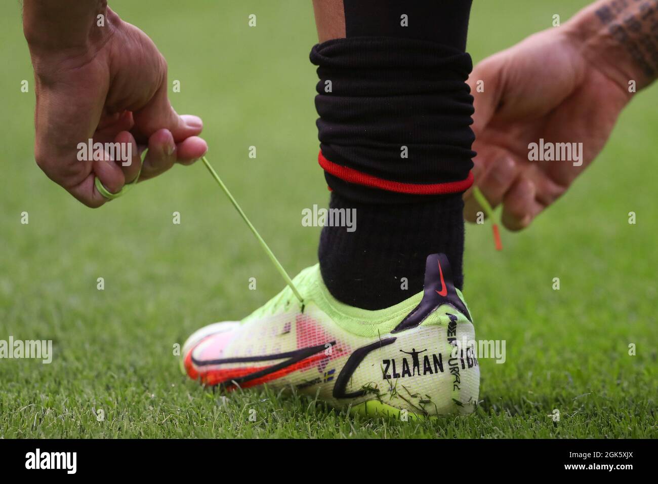 Milán, Italia, 12th de septiembre de 2021. Zlatan Ibrahimovic del AC Milan  encaba sus botas de fútbol Nike Mercurial personalizadas durante el  calentamiento previo al partido de la Serie A en Giuseppe