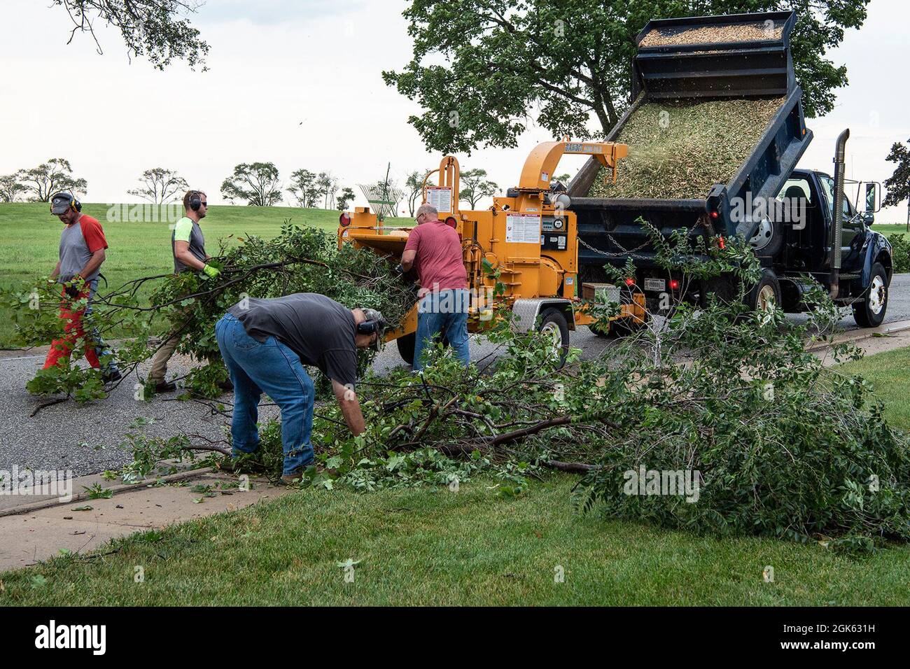 SELFRIDGE AIR NATIONAL GUARD BASE, Míchigan -- Las tripulaciones de carreteras y terrenos del Escuadrón de Ingenieros Civiles de 127th aquí, despejar los escombros de la tormenta y las ramas de árboles caídos, de la escuadrón con vientos de 74 MPH que golpearon ayer a la Base de la Guardia Nacional Aérea Selfridge. Nadie resultó herido en la tormenta y ninguna de las instalaciones de la base resultó dañada. Foto de stock