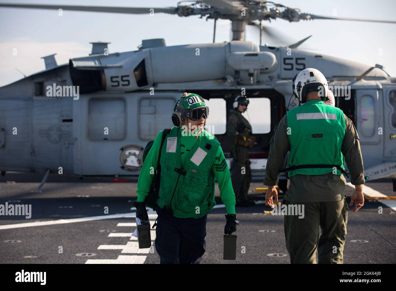 210811-N-LR905-4089 OCÉANO PACÍFICO (AGOSTO 11, 2021) – Los marineros asignados al Escuadrón de Combate del Mar en Helicóptero (HSC) 23 descargan un MH-60s Sea Hawk a bordo de la base marítima expedicionaria USS Miguel Keith (ESB 5), 11 de agosto. HSC 23 se embarca a bordo de Miguel Keith llevando a cabo operaciones rutinarias en la Flota 3rd de los Estados Unidos. Foto de stock