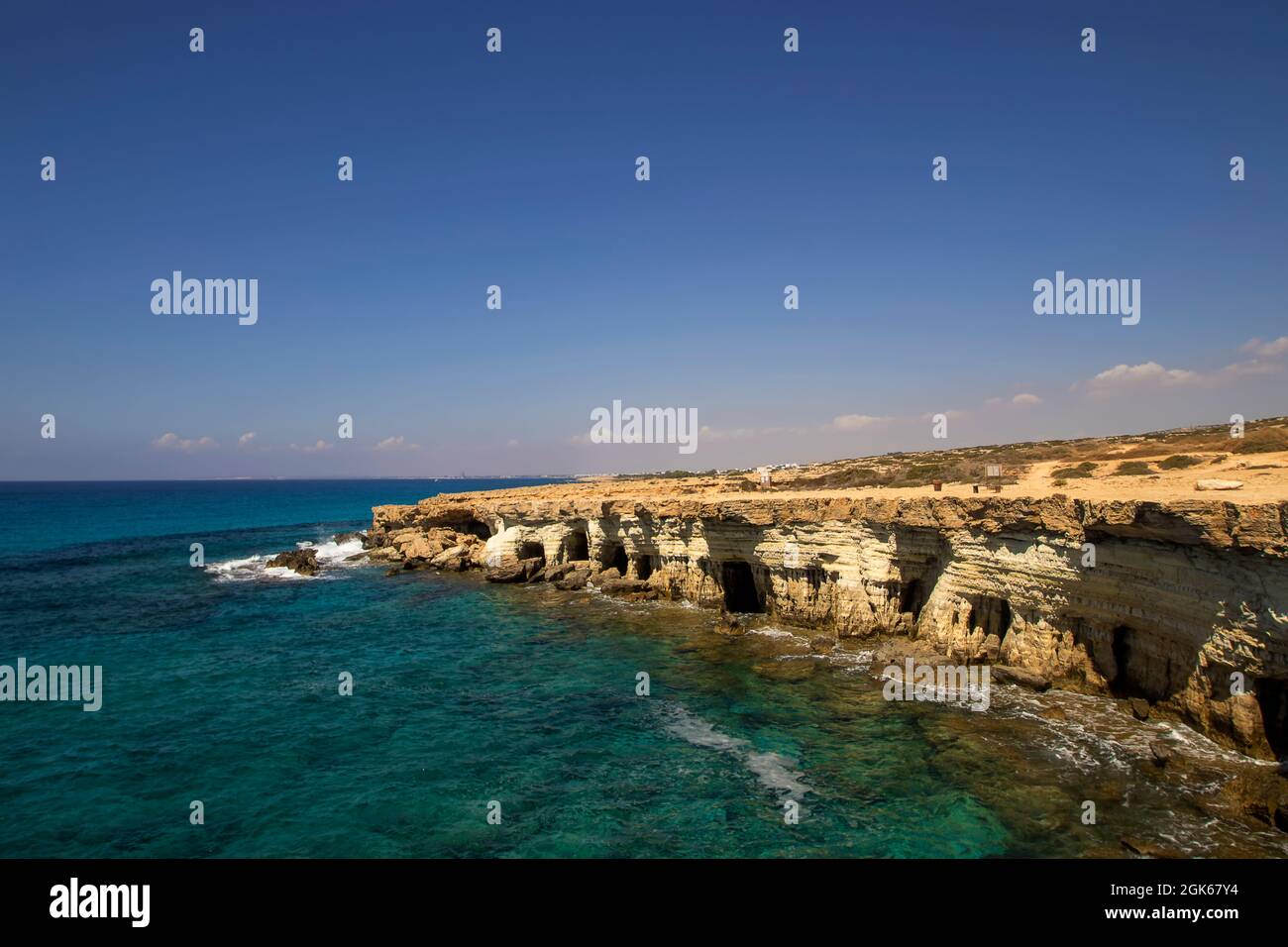Las cuevas marinas cerca de Ayia Napa en Chipre Foto de stock