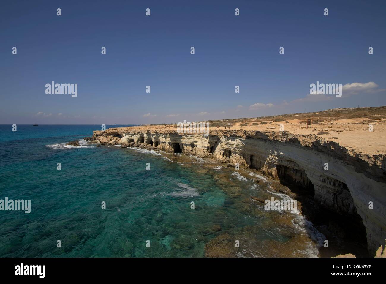 Las cuevas marinas cerca de Ayia Napa en Chipre Foto de stock