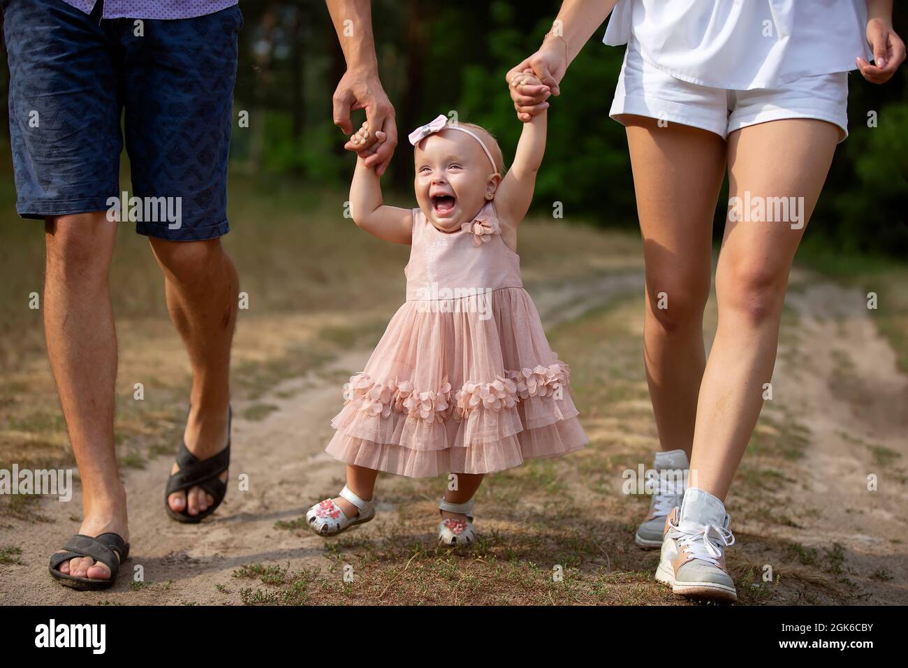 Papa Mama Y Bebe Caminando Fotos E Imagenes De Stock Alamy