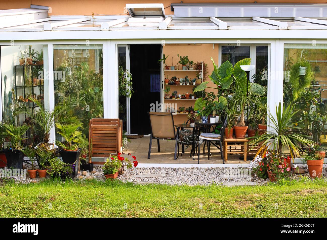 Ver en invernadero pequeño en un jardín trasero Fotografía de stock - Alamy