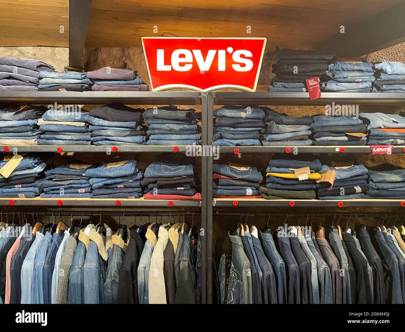 Noble local Principiante PITIGLIANO, ITALIA - 04 de septiembre de 2021: Logotipo de levis y ropa en  perchas en una tienda Fotografía de stock - Alamy