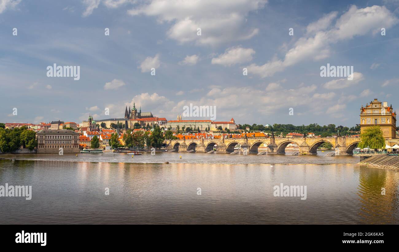 Vista frente al mar a través del río Vltava al Castillo de Praga y al Puente de Carlos, Praga, república Checa Foto de stock