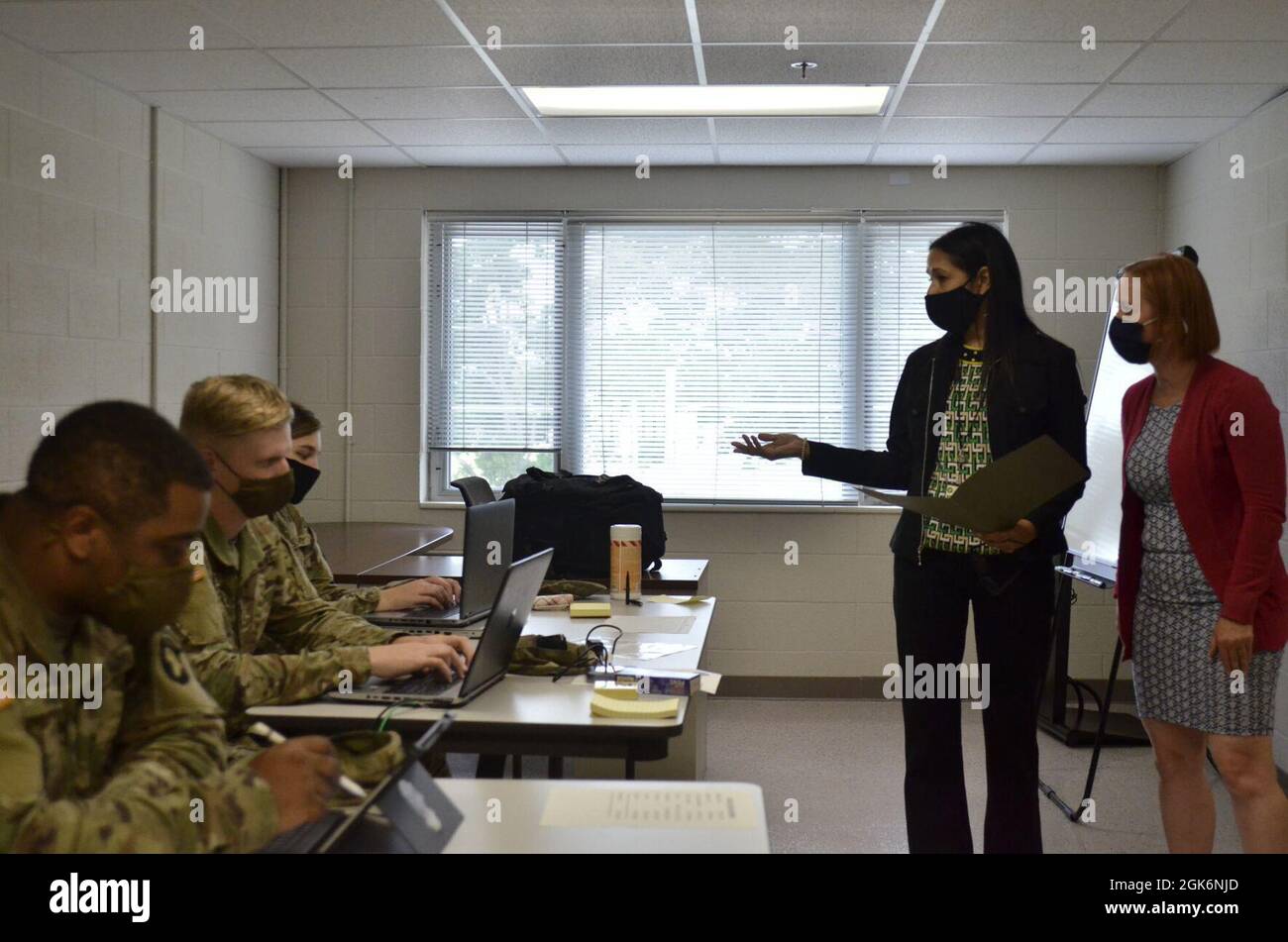 La Oficina de Asuntos Públicos de Fort Campbell administra la respuesta de la instalación en los medios sociales a dos escenarios de atacantes activos del Centro de Información Conjunto del 17 de agosto como parte de un ejercicio a escala completa de dos días. En la imagen se muestra SPC. Jordy Harris, Sede y Sede de la Compañía, 101st División Aerotransportada (Asalto Aéreo), izquierda; SPC. Zachery Blevins, 40th Desapachamiento de Asuntos Públicos; Pvt. Abegail Finck, 40th PAD; Yvette Smith, especialista en asuntos públicos, Fort Campbell PAO; Y Suzy Yates, oficial de relaciones comunitarias, Fort Campbell PAO. Foto de stock