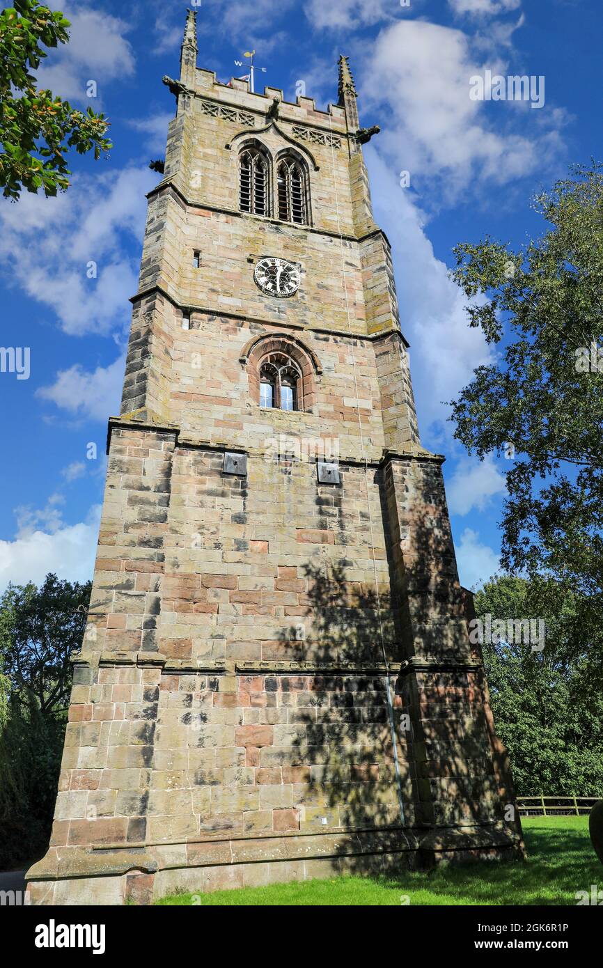 La torre de la iglesia de San Chad, que está a 4 pies de la verdad,  Wybunbury, Cheshire, Inglaterra, Reino Unido Fotografía de stock - Alamy