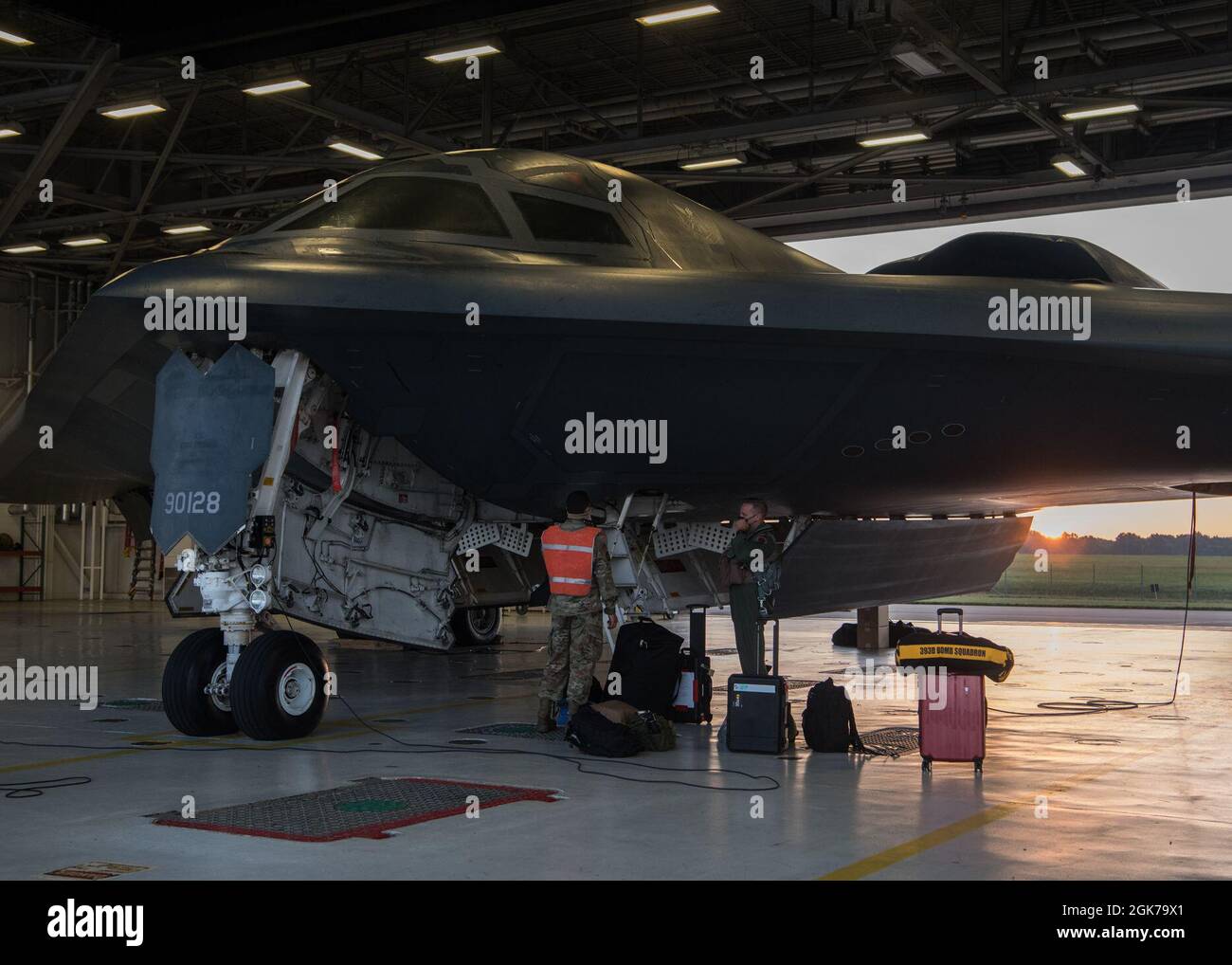 Los jefes de la tripulación de la Fuerza Aérea B-2 Spirit asignados al  escuadrón de mantenimiento de aeronaves de 509th y los pilotos con el  escuadrón de bombas de 393rd, cargan equipaje