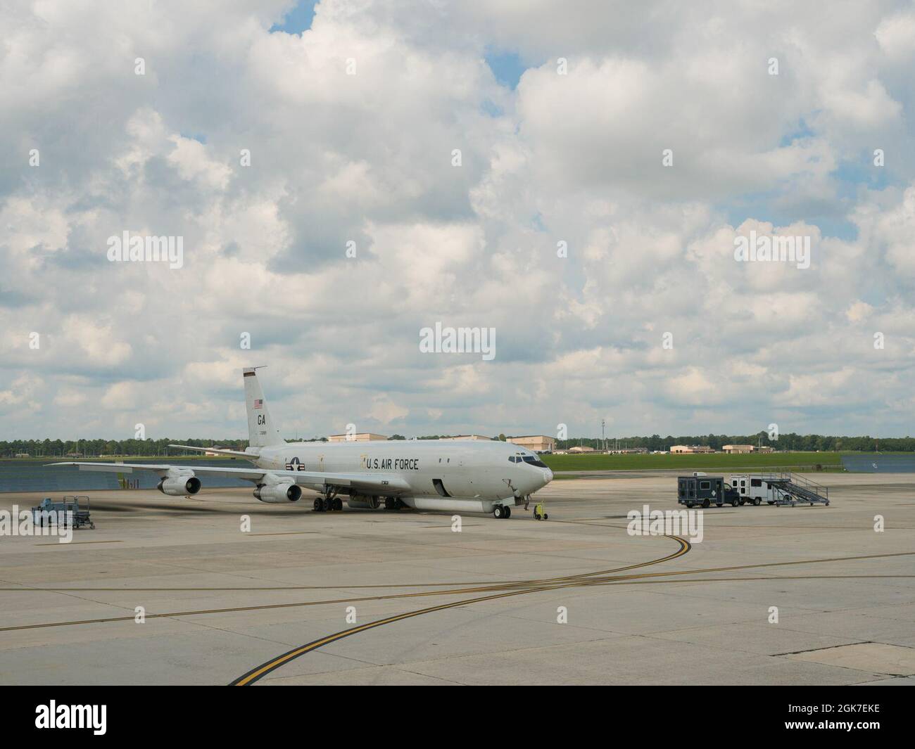 Una ESTRELLA conjunta E-8C asignada al ala de control aéreo 116th (ACW), la Guardia Nacional Aérea de Georgia, está en la línea de vuelo en la Base de la Fuerza Aérea Robins, Georgia, 25 de agosto de 2021. El ACW de 116th, junto con el ACW de 461st en servicio activo y la Compañía de Inteligencia Militar del Ejército 138th, conforman el equipo JSTAS, que proporciona a los comandantes de combate geográficos de todo el mundo apoyo de gestión de combate, mando y control, inteligencia, vigilancia y reconocimiento, Comúnmente conocido como C2ISR. Foto de stock