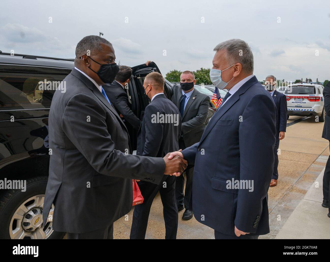 El Secretario de Defensa Lloyd J. Austin III y el Ministro de Defensa Andrii Taran se estrecharon las manos después de una ceremonia de firma en el Pentágono, Washington, D.C., 31 de agosto de 2021. Foto de stock