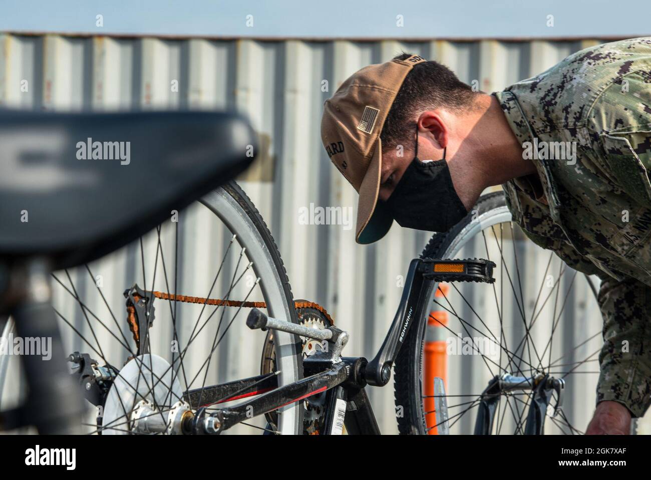 210831-N-XU073-1046 YOKOSUKA, Japón (31 de agosto de 2021) — Técnico criptográfico (Colección) Seaman John Garred, adjunto al USS Howard (DDG 83), inspecciona una bicicleta durante un evento de giveaway en bicicleta, organizado por el Comandante, Departamento de Seguridad de Actividades de la Flota Yokosuka (CFAY). En el evento se disponía de aproximadamente 100 bicicletas confiscada y abandonadas, y el personal de seguridad proporcionó servicios de registro en el lugar. Durante más de 75 años, CFAY ha proporcionado, mantenido y operado instalaciones y servicios básicos en apoyo de las fuerzas navales desplegadas hacia adelante de la Flota de los Estados Unidos 7th, el inquilino Comma Foto de stock