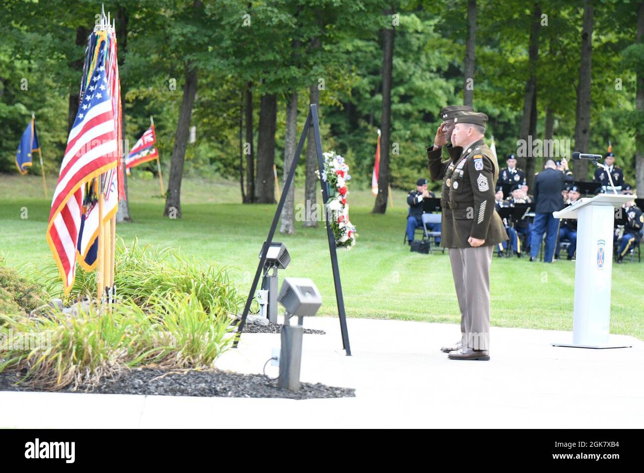 General de División Milford H. Beagle Jr., 10th División de Montaña (LI) y comandante de Fort Drum, y Comando Sgt. Mario O. Terenas, 10th División de Montaña (LI) asesor senior alistado, colocar una corona al pie del Monumento a los Mountaineers Militares. Foto de stock