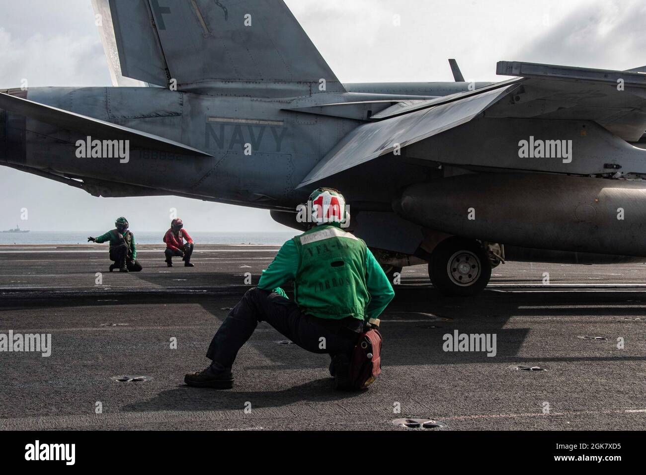 210831-N-WS494-1094 MAR ARÁBIGO (AGOSTO 31, 2021) – los marineros señalan un avión de combate F/A-18F Super Hornet, unido a los “Diamondbacks” de Strike Fighter Squadron (VFA) 102, antes de lanzarse desde la cubierta de vuelo del portaaviones USS Ronald Reagan (CVN 76) en el Mar Arábigo, 31 de agosto. Ronald Reagan es el buque insignia de Carrier Strike Group 5 y se despliega en el área de operaciones de la Flota de EE.UU. 5th en apoyo de operaciones navales para garantizar la estabilidad marítima y la seguridad en la Región Central, Conectando el Mediterráneo y el Pacífico a través del Océano Índico occidental y tres estrangulamiento estratégico p Foto de stock