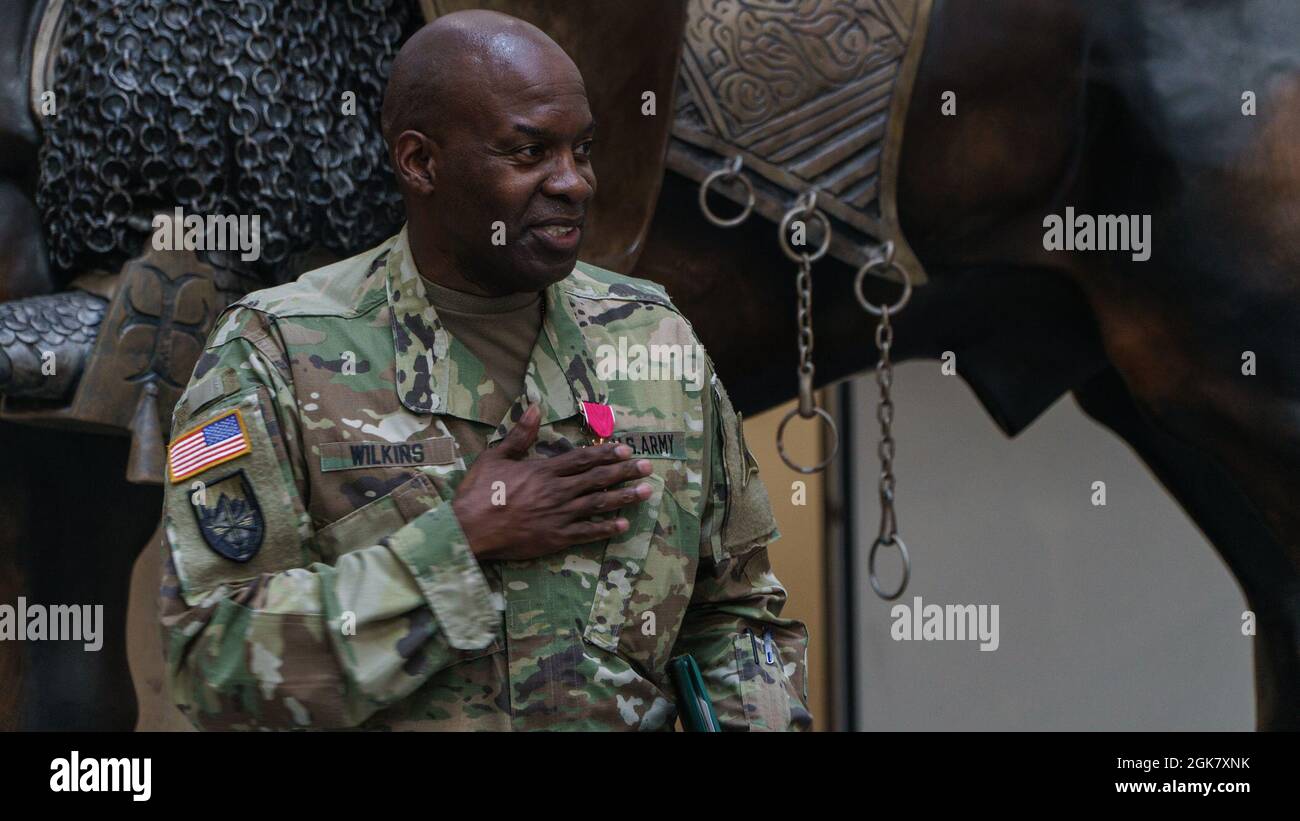 El Coronel Ronald Wilkins, III Corps Logistician, pronunció un discurso durante su ceremonia de entrega de premios en Fort Hood, Texas, el 01 de agosto de 2021. Culminar una carrera de 33 años como subjefe de la sostenibilidad El liderazgo de Wilkins, el profesionalismo, la dedicación al deber, el conocimiento táctico y la búsqueda implacable tuvieron un impacto duradero en los soldados y el éxito del Ejército. Foto de stock