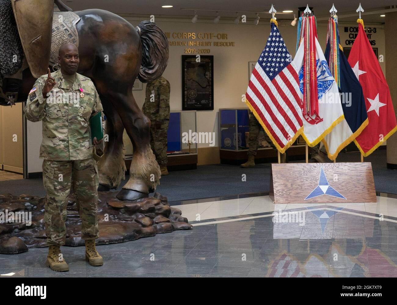 El Coronel Ronald Wilkins, III Cuerpo Logisticiano, da un discurso después de recibir la medalla de Legión de Mérito del General de División Michael Keating, comandante adjunto de apoyo Foto de stock