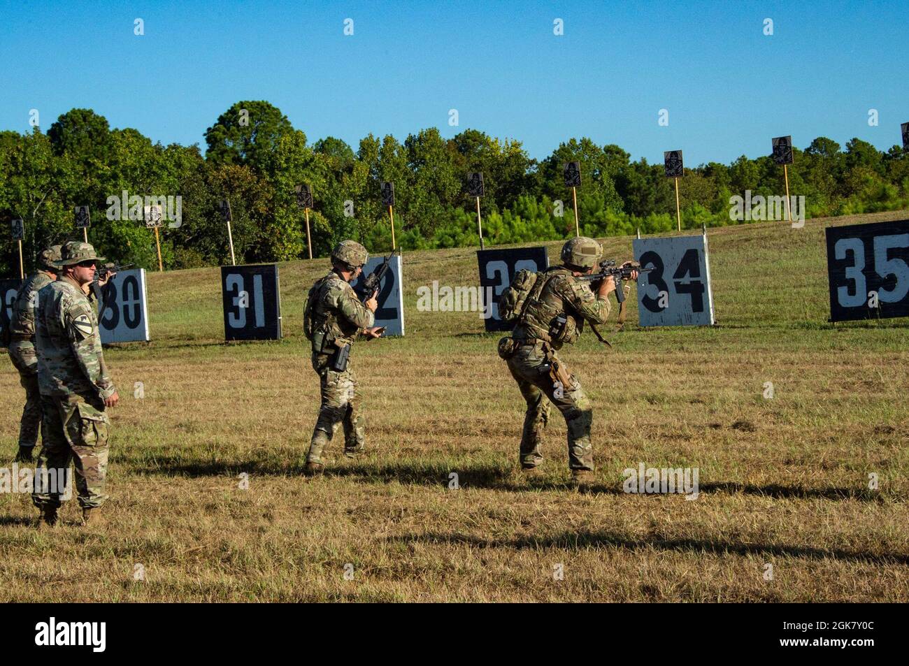 Los competidores disparan a sus objetivos desde la línea de 25 yardas durante el partido de asalto delantero del fusil de combate del Winston P. Wilson de 50th y el campeonato de habilidad de las fuerzas armadas de 30th en armas, organizado por el Centro de entrenamiento de la guardia nacional, celebrado en el Centro de entrenamiento de maniobras conjuntas Robinson, North Little Rock, Ark. El 31 de agosto de 2021. Foto de stock