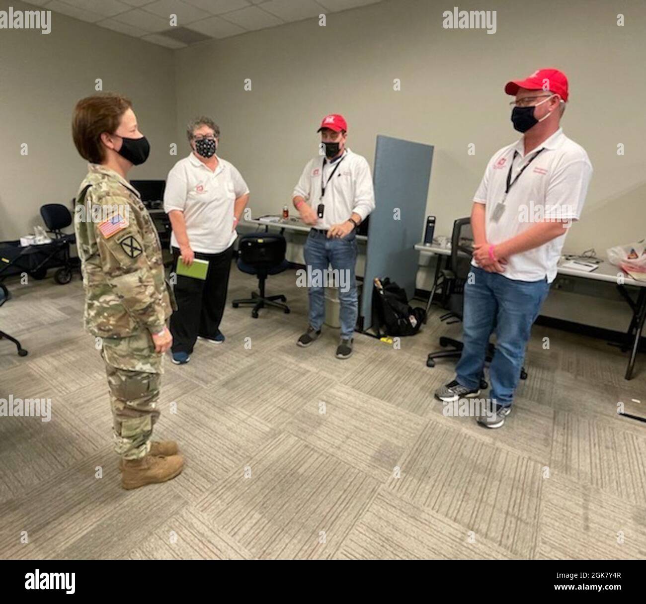 El Comandante de División del Valle del Mississippi, General de División Diana Holland y el Comandante del Distrito de Memphis, Coronel Zach Miller, visitan a empleados de la USACE en la Oficina de Campo Conjunta de Baton Rouge. La USACE está trabajando en asociación con la respuesta local, estatal y federal al huracán Ida. Tenemos más de 280 empleados desplegados y comprometidos, que están coordinando con socios locales, estatales y federales en las áreas afectadas. Nuestra prioridad número uno sigue siendo la vida, la salud y la seguridad de todos los que se ven afectados por el huracán Ida Foto de stock