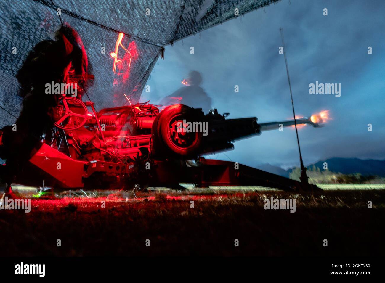 Los Marines de los Estados Unidos con 1st Batallón, 12th Marines, disparan un Howitzer M777A2 durante una operación de fuego vivo en los Barracks de Schofield, Hawai, 31 de agosto de 2021. 1/12 ejecuta rutinariamente operaciones de fuego vivo para mantener la habilidad de las armas y la preparación para combatir. Foto de stock