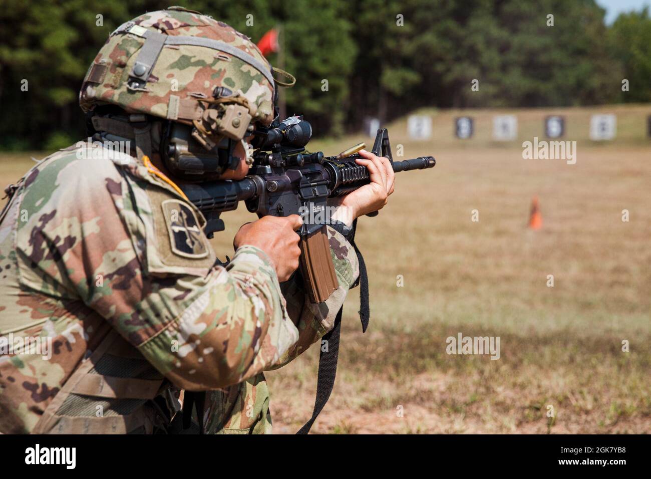 Personal de EE.UU. Sgt. Cantada Kim, de la Guardia Nacional de Maryland, dispara su rifle durante un partido de rifle el 1 de septiembre durante el Campeonato Winston P. Wilson de Fusiles y Pistoles de 50th en el Centro de Entrenamiento de Marchismo de la Guardia Nacional. El objetivo de este evento de capacitación es promover el crecimiento y el desarrollo de la capacitación en el nivel estatal en la gestión de las marcas, así como evaluar las tareas individuales y colectivas relacionadas con esa capacitación. Foto de stock