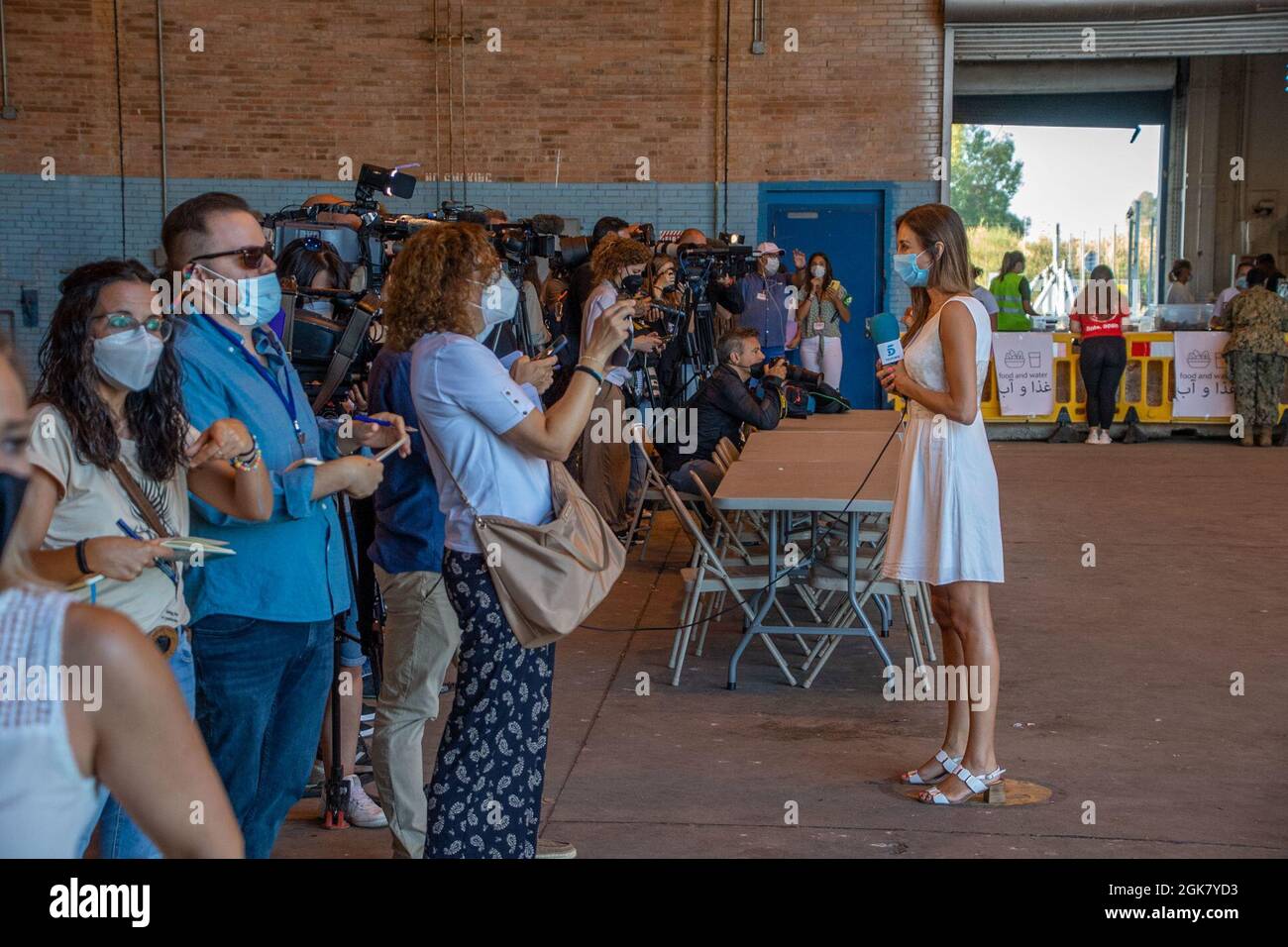 ESTACIÓN NAVAL ROTA, España (agosto 31, 2021) medios de comunicación españoles evacuados de Afganistán llegando a un extensor KC-10 de la Fuerza Aérea de los Estados Unidos en la Estación Naval (NAVSTA) Rota durante una visita a los medios de comunicación, 31 de agosto de 2021. NAVSTA Rota está actualmente apoyando la misión del Departamento de Estado para facilitar la salida y reubicación segura de ciudadanos estadounidenses, receptores de visas especiales de inmigración y otros evacuados calificados de Afganistán. Foto de stock