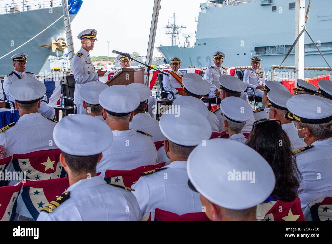 ESTACIÓN NAVAL ROTA, España (agosto 10, 2021) El Capitán Joseph Gagliano habla ante el Comandante de la Fuerza de Tarea (CTF) 65 ceremonia de cambio de mando en la Estación Naval Rota, 10 de agosto de 2021. El capitán Joseph Gagliano fue relevado por el capitán Kyle Gantt como commodore durante una ceremonia frente al agua presidida por el vicepresidente ADM. Gene Black, comandante de la Sexta Flota de los Estados Unidos. CTF 65 y DESRON 60, con sede en Rota, España, supervisa las fuerzas desplegadas hacia adelante del área de operaciones de la Sexta Flota de Estados Unidos en apoyo de aliados y socios regionales, así como de los intereses de seguridad nacional de Estados Unidos en Europa y África. Foto de stock