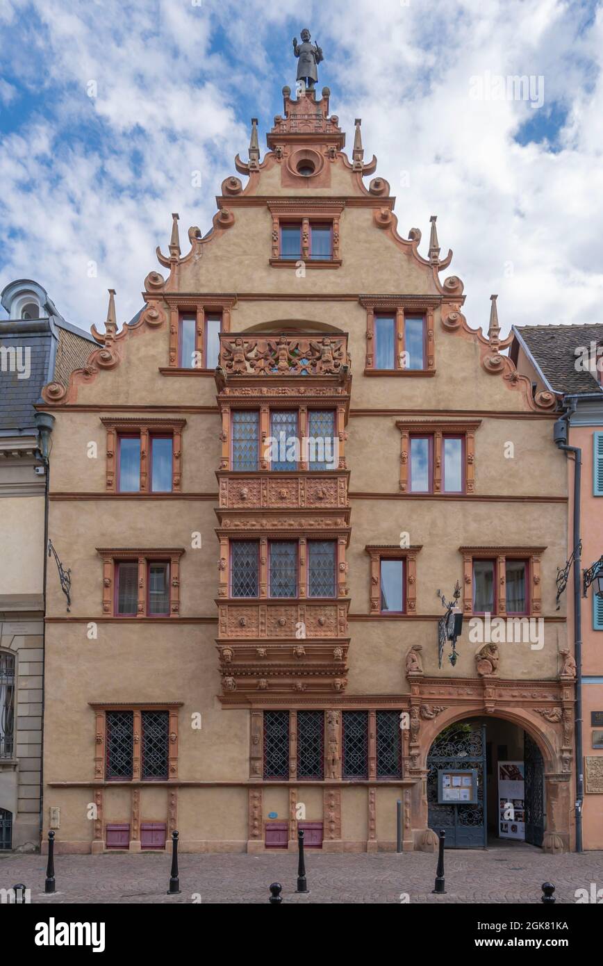 Colmar, Francia - 09 06 2021: La casa de las cabezas. Estatua de bronce de  un cooper alsaciano de Bartholdi Fotografía de stock - Alamy