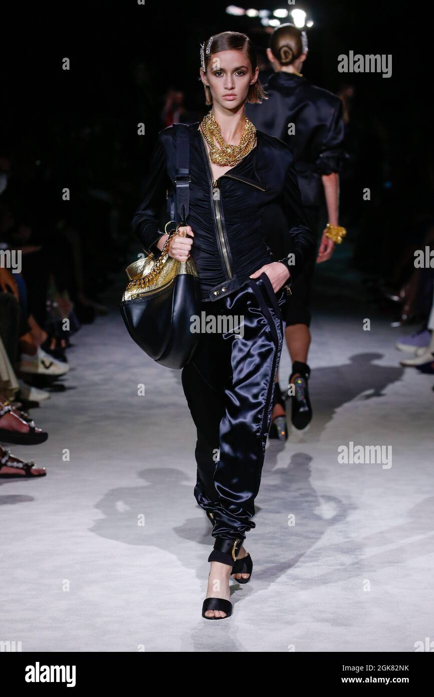 Nueva York, Estados Unidos. 12th de Sep de 2021. Modelo camina por la pista  en el show de moda Tom Ford durante la Primavera/Verano 2022 Colecciones  Fashion Show en la Semana de
