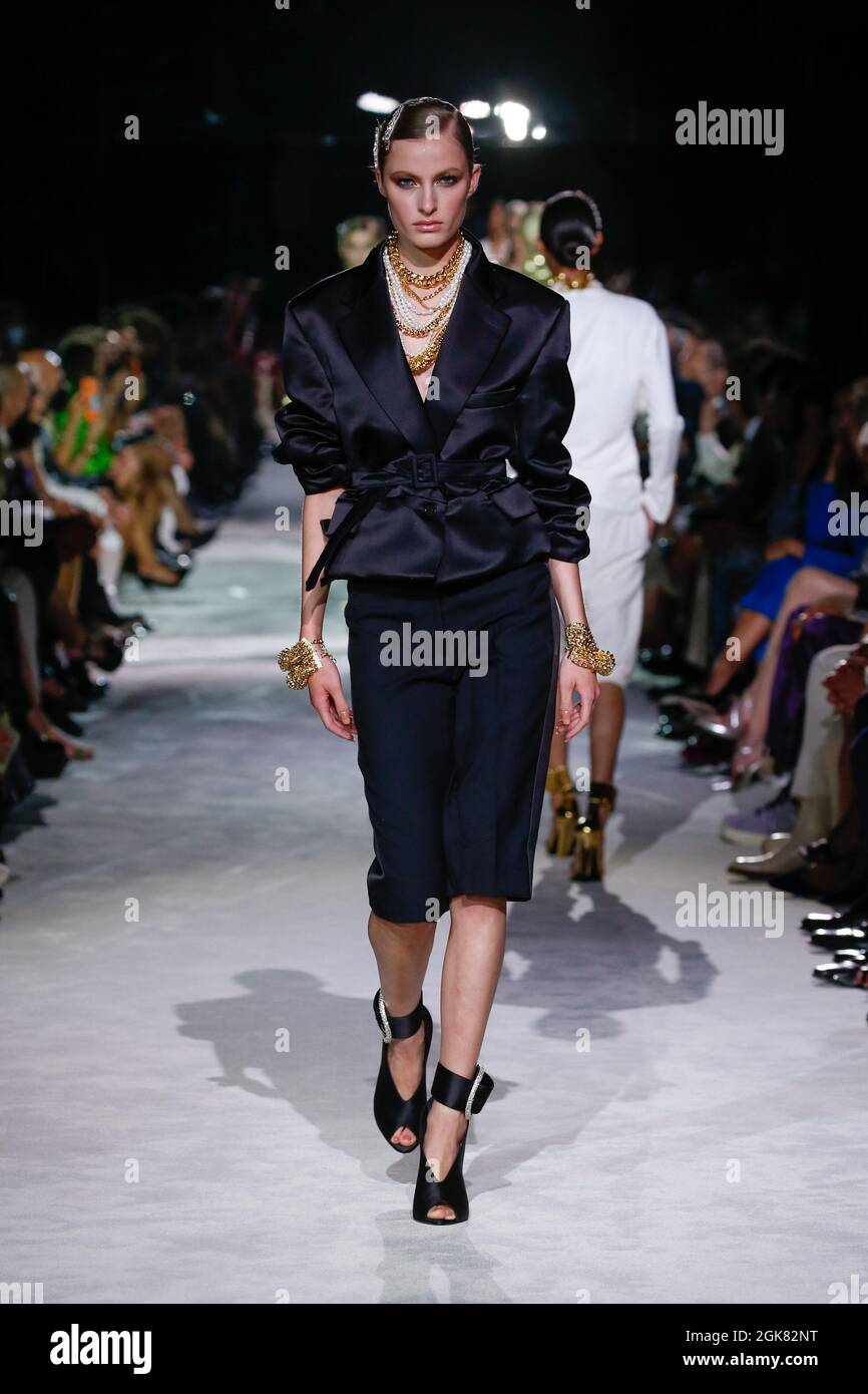 Nueva York, Estados Unidos. 12th de Sep de 2021. Modelo camina por la pista  en el show de moda Tom Ford durante la Primavera/Verano 2022 Colecciones  Fashion Show en la Semana de