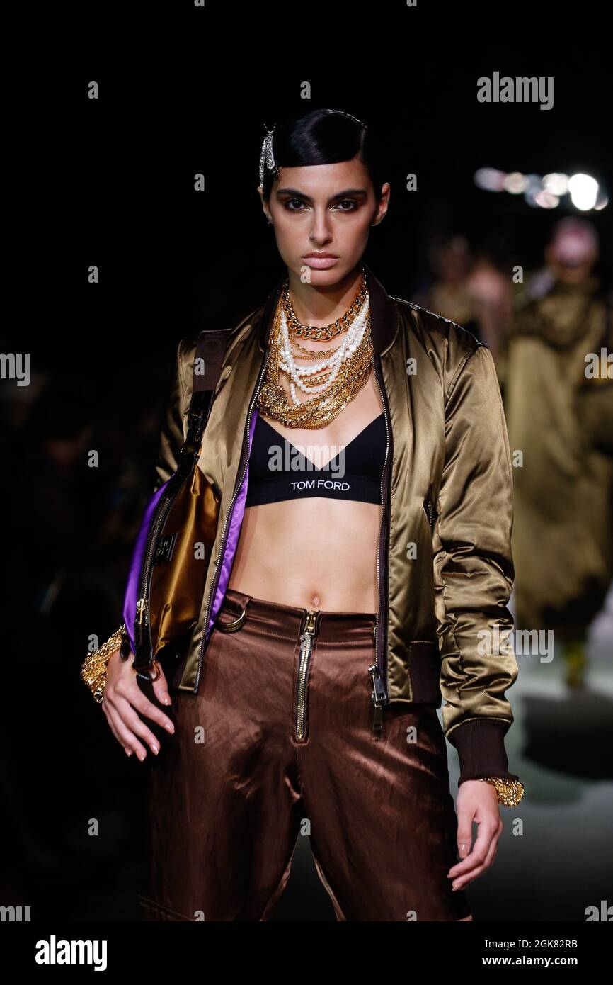 Nueva York, Estados Unidos. 12th de Sep de 2021. Modelo camina por la pista  en el show de moda Tom Ford durante la Primavera/Verano 2022 Colecciones  Fashion Show en la Semana de