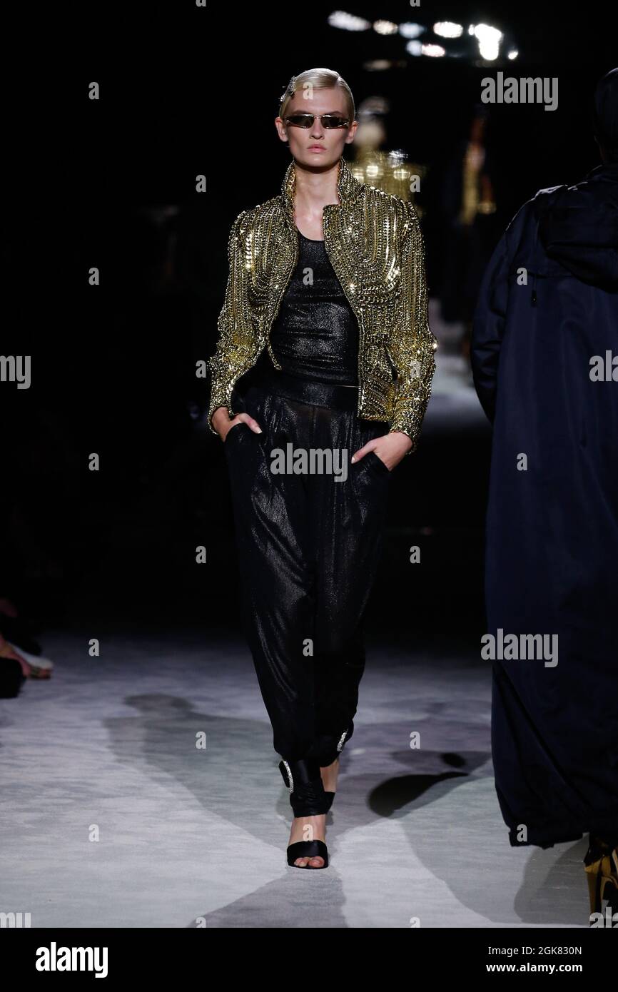 Nueva York, Estados Unidos. 12th de Sep de 2021. Modelo camina por la pista  en el show de moda Tom Ford durante la Primavera/Verano 2022 Colecciones  Fashion Show en la Semana de