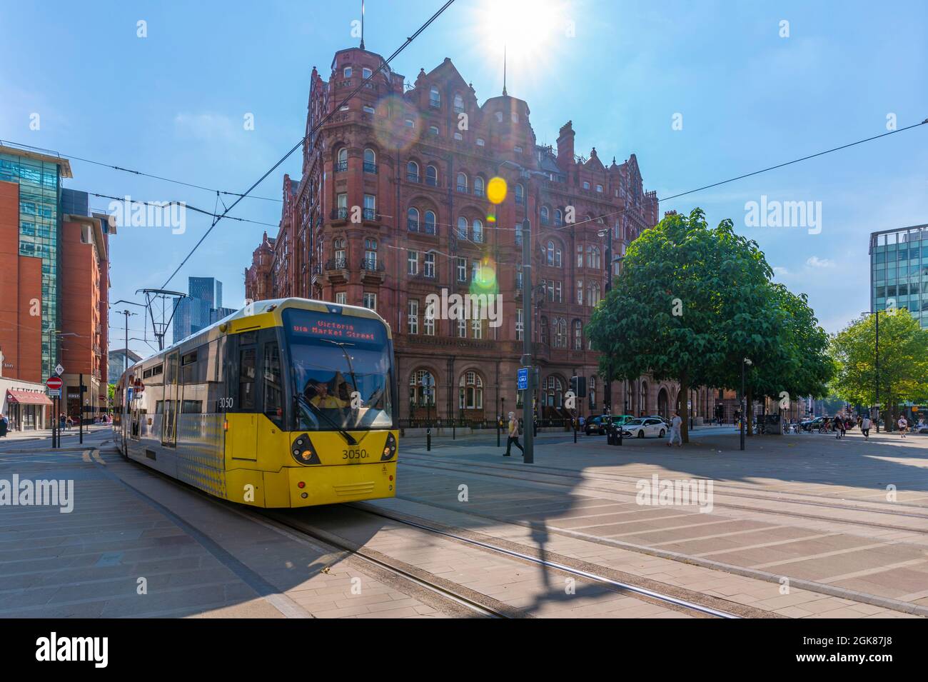 Vista del tranvía y el Midland Hotel en St Peter's Square, Manchester, Lancashire, Inglaterra, Reino Unido, Europa Foto de stock