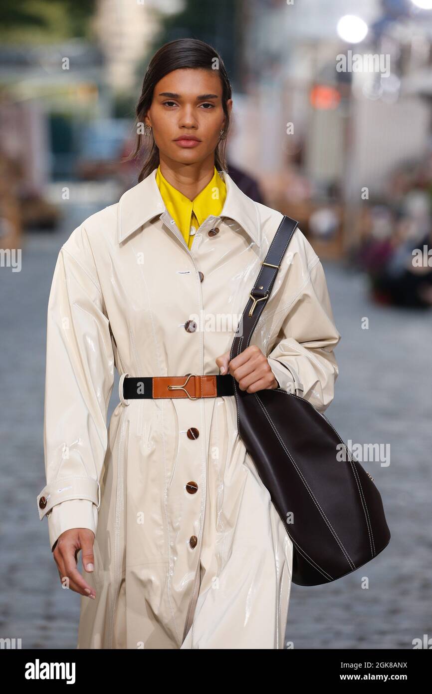 Nueva York, Estados Unidos. 12th de Sep de 2021. Paseos modelo en la pista  en el show de moda Tory Burch durante la Primavera/Verano 2022 Colecciones  Fashion Show en la Semana de