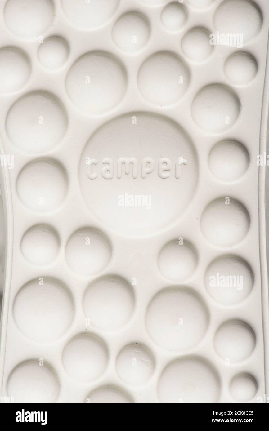 Calzado de campista. Detalles texturizados en la suela exterior y logotipo  de zapatillas Camper vintage blancas Fotografía de stock - Alamy