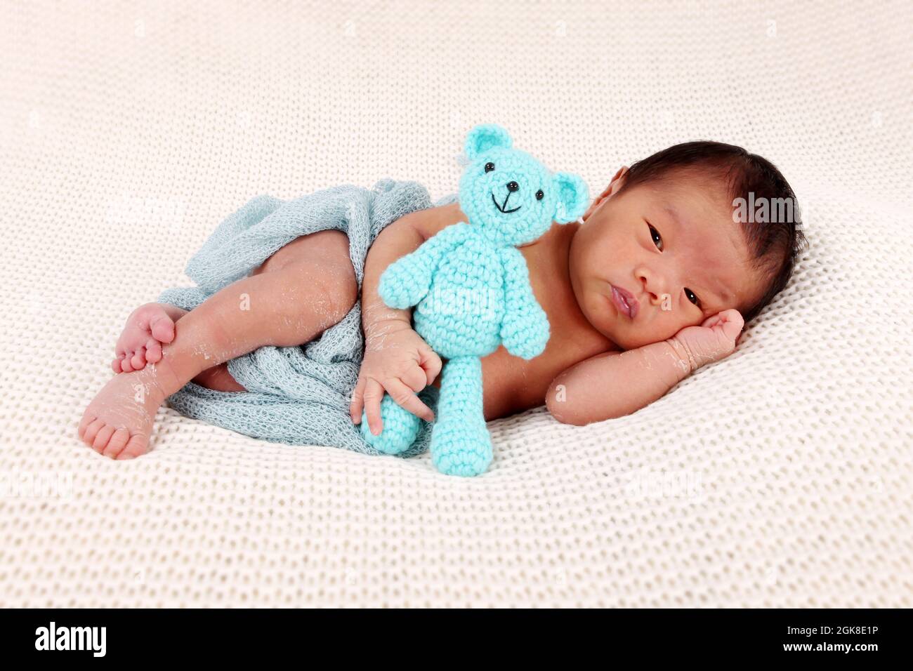 Niño con padres de la etnia filipina bebé nacido en el Reino Unido, recién nacido niño Foto de stock