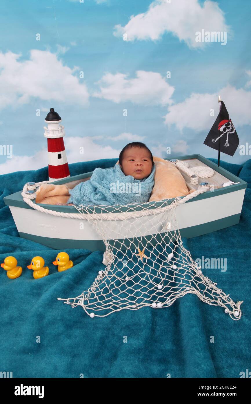 Niño recién nacido, Filipinas niño étnico en un barco relajante Foto de stock