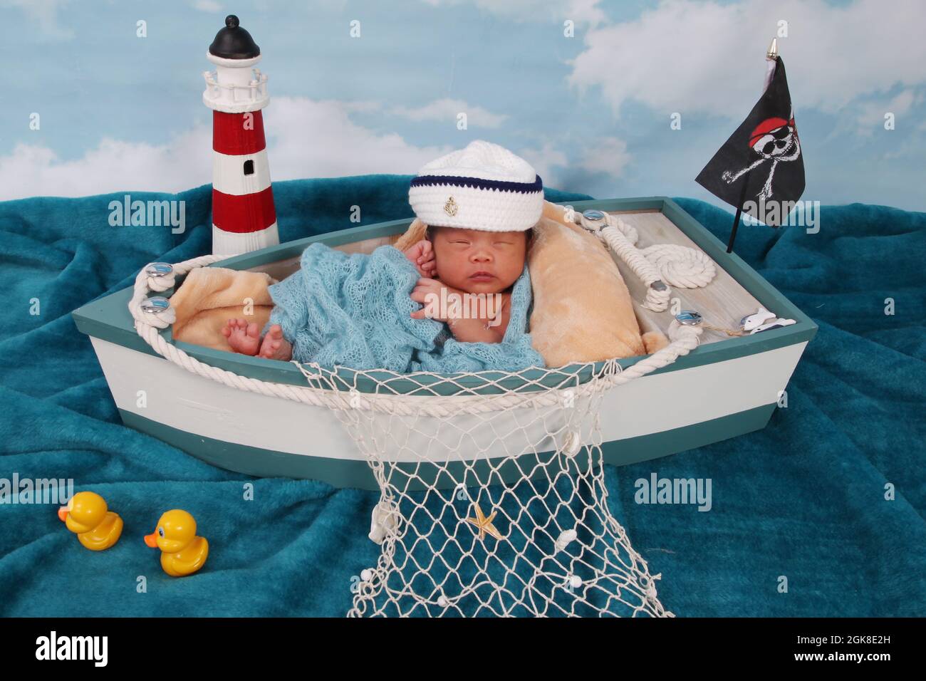 Niño recién nacido, Filipinas niño étnico en un barco relajante Foto de stock