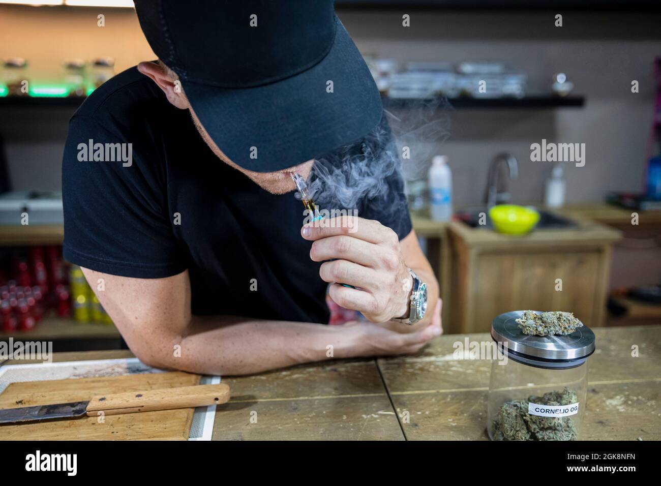 Hombre adulto an nimo en gorra que fuma cannabis en el espacio de