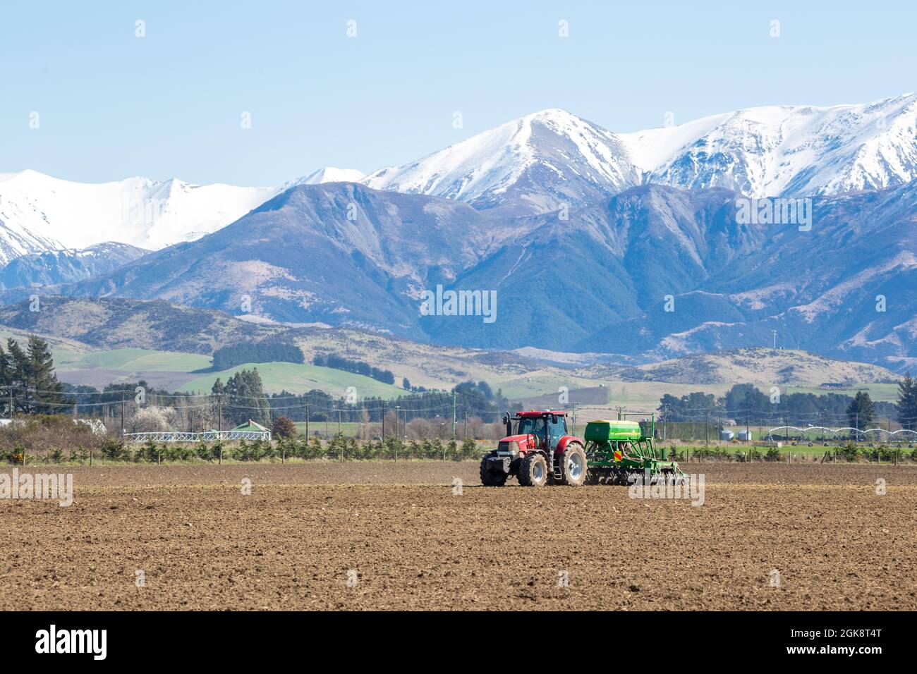 Sheffield, Canterbury, Nueva Zelanda, septiembre de 3 2021: Un agricultor perfora un campo recién arado a principios de la primavera Foto de stock