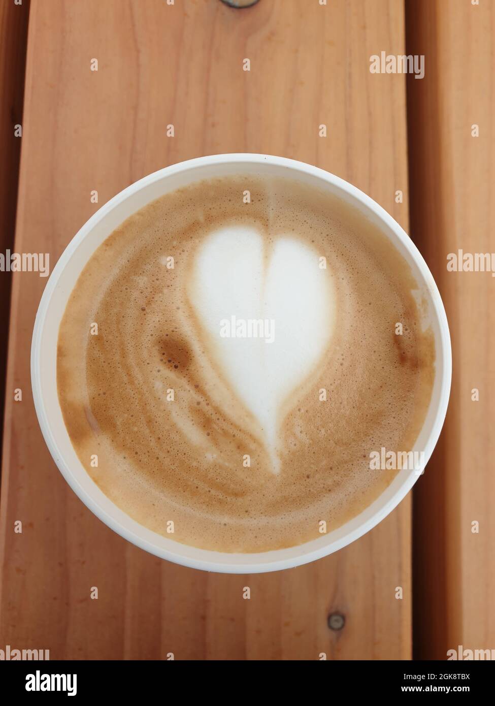 Ein leckerer Cappuccino Foto de stock