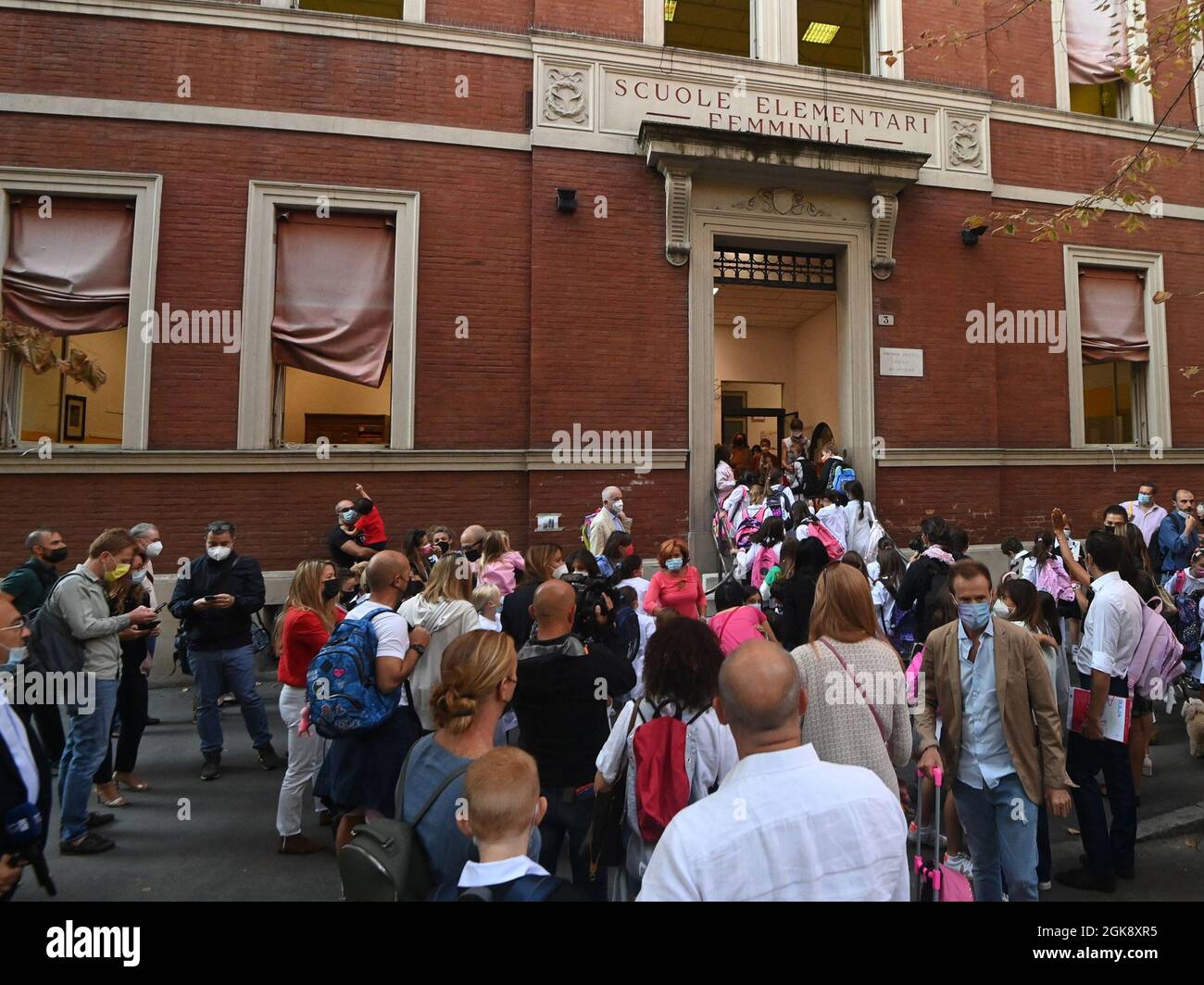 Bolonia, Italia. 13th de Sep de 2021. Los estudiantes ingresan a una escuela primaria en Bolonia, Italia, el 13 de septiembre de 2021. Más de 3,8 millones de estudiantes de toda Italia fueron a la escuela el lunes. Crédito: Gianni Schicchi/Xinhua/Alamy Live News Foto de stock