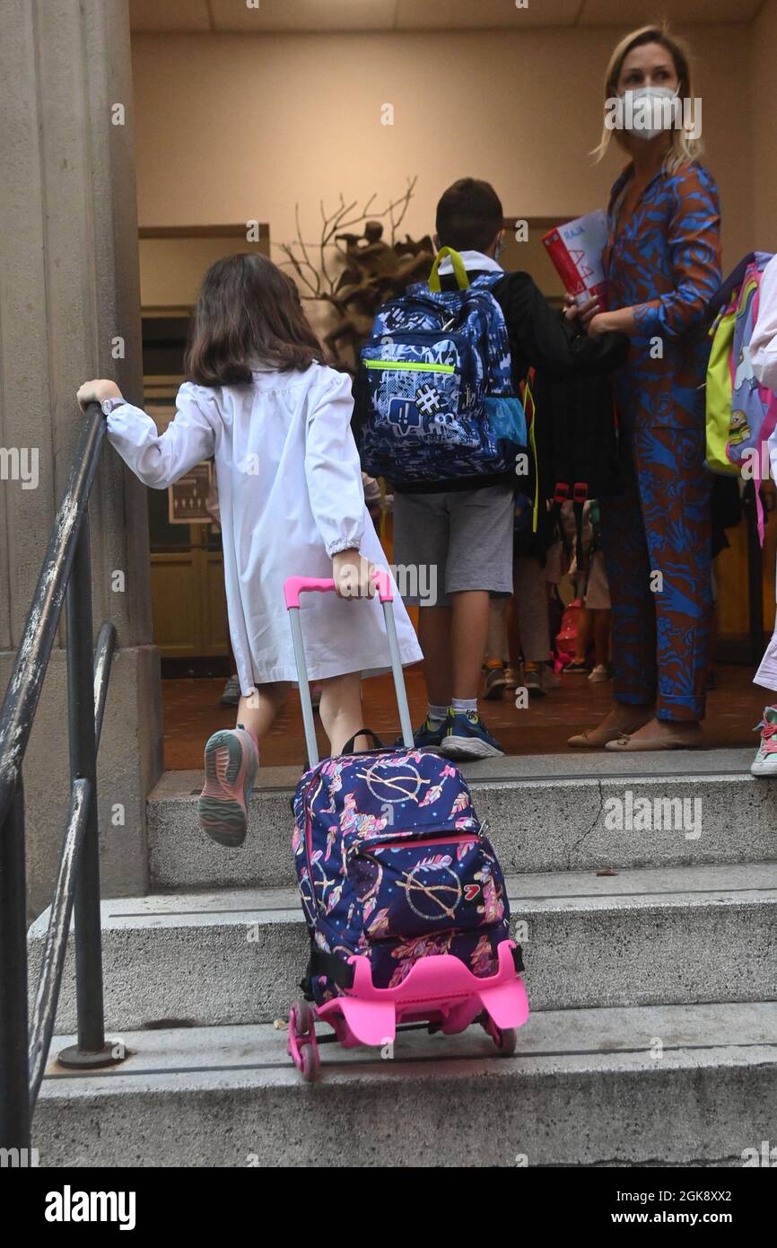 Bolonia, Italia. 13th de Sep de 2021. Los estudiantes ingresan a una escuela primaria en Bolonia, Italia, el 13 de septiembre de 2021. Más de 3,8 millones de estudiantes de toda Italia fueron a la escuela el lunes. Crédito: Gianni Schicchi/Xinhua/Alamy Live News Foto de stock