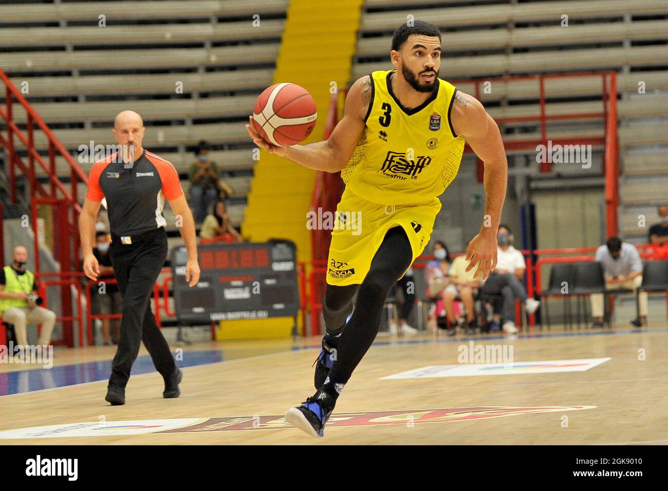 Nápoles, Italia. 13th de Sep de 2021. Naz Mitrou-Long jugador de Germani Brescia, durante el partido de baloncesto SuperCoppa entre Gévi Napoli vs Germani Brescia, resultado final 74 - 81, partido jugado en Palabarbuto en Nápoles. Crédito: SIPA USA/Alamy Live News Foto de stock