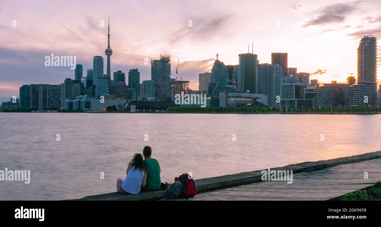 Pareja joven viendo la puesta de sol en Toronto Foto de stock